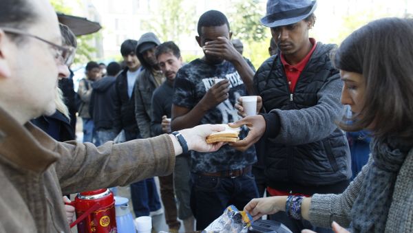 Refugees receive food in a makeshift camp in Paris on May 27, 2016 in Paris Refugees receive food in a makeshift camp in Paris on May 27, 2016 in Paris - Sputnik International