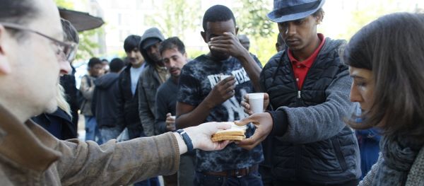 Refugees receive food in a makeshift camp in Paris on May 27, 2016 in Paris - Sputnik International