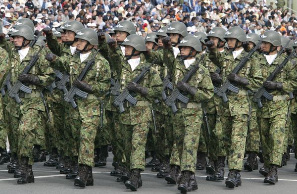 Troops of Japan Grand Self-Defense Force (JGSDF) 1st Airborne Brigade march during an inspection parade for the JGSDF Eastern Army 44th anniversary celebration at Asaka training field, suburban Tokyo. - Sputnik International