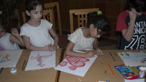 A number of charity circles for children in the Syrian capital Damascus have teamed up to distract the kids' attention from their country's deadly conflict, which has left no family unaffected, according to Sputnik's Arabic edition - Sputnik International