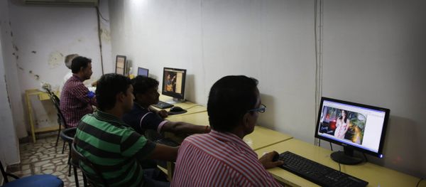 Indian youth use the internet at a cyber cafe in Allahabad, India (File) - Sputnik International