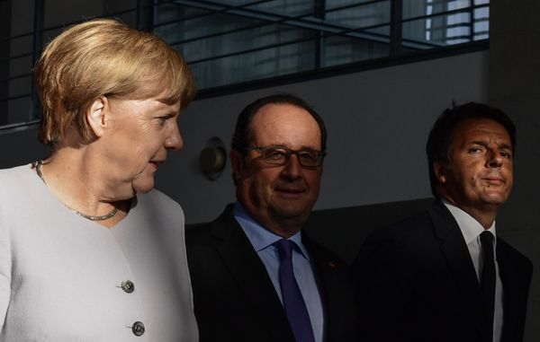 (L-R) German Chancellor Angela Merkel, French President Francois Hollande and Italy's Prime Minister Matteo Renzi arrive for a press conference ahead of talks following the Brexit referendum at the chancellery in Berlin, on June 27, 2016. (L-R) German Chancellor Angela Merkel, French President Francois Hollande and Italy's Prime Minister Matteo Renzi arrive for a press conference ahead of talks following the Brexit referendum at the chancellery in Berlin, on June 27, 2016. - Sputnik International