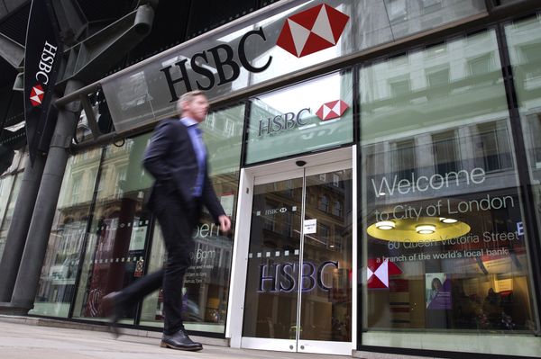 A businessmen walks past the entrance to a HSBC bank branch in London. A businessmen walks past the entrance to a HSBC bank branch in London. - Sputnik International