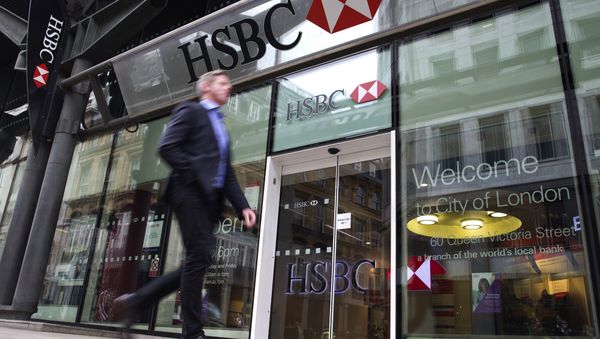 A businessmen walks past the entrance to a HSBC bank branch in London. - Sputnik International