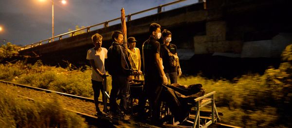 Residents transport on a trolley two bodies of men, after police said they were killed by policemen after they fought back during an illegal drugs Shabu (Meth) operation in Manila, Philippines August 18, 2016 Residents transport on a trolley two bodies of men, after police said they were killed by policemen after they fought back during an illegal drugs Shabu (Meth) operation in Manila, Philippines August 18, 2016 - Sputnik International