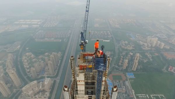 Couple Climbs The HIGHEST CONSTRUCTION SITE IN THE WORLD 640M - Sputnik International