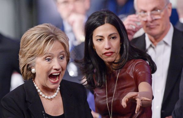 Democratic Presidential Nominee Hillary Clinton (L) and longtime aide Huma Abedin at a campaign event in Iowa, November 2015. - Sputnik International