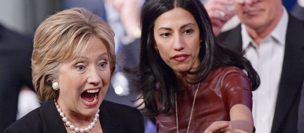 Democratic Presidential Nominee Hillary Clinton (L) and longtime aide Huma Abedin at a campaign event in Iowa, November 2015. Democratic Presidential Nominee Hillary Clinton (L) and longtime aide Huma Abedin at a campaign event in Iowa, November 2015. - Sputnik International
