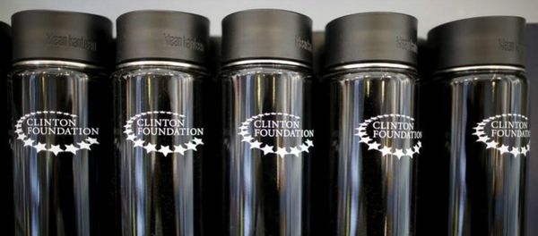Clinton Foundation water bottles are seen for sale at the Clinton Museum Store in Little Rock, Arkansas, United States April 27, 2015 - Sputnik International