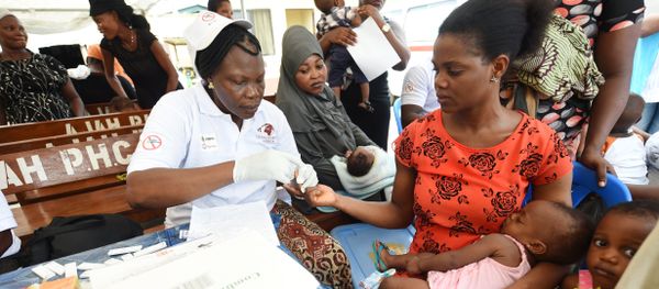 Health official takes blood sample of a mother for malaria testing at Ajah in Eti Osa East district of Lagos, on April 21, 2016 Health official takes blood sample of a mother for malaria testing at Ajah in Eti Osa East district of Lagos, on April 21, 2016 - Sputnik International