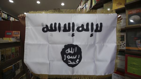Oct. 13, 2014 photo, a man shows an IS flag at an Islamic bookstore in the Fatih district of Istanbul Oct. 13, 2014 photo, a man shows an IS flag at an Islamic bookstore in the Fatih district of Istanbul - Sputnik International