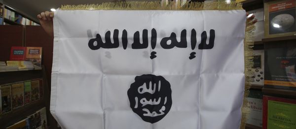Oct. 13, 2014 photo, a man shows an IS flag at an Islamic bookstore in the Fatih district of Istanbul Oct. 13, 2014 photo, a man shows an IS flag at an Islamic bookstore in the Fatih district of Istanbul - Sputnik International