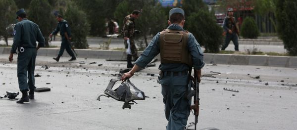 Afghan security personnel work at the site of an explosion in Kabul, Afghanistan, Thursday, Aug. 18, 2016 - Sputnik International