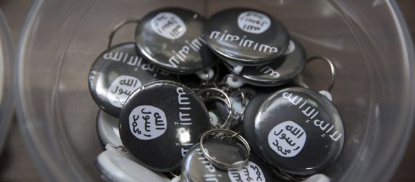 Islamic State group pins are on display at an Islamic bookstore where books about Islam, militant Islamic leaders and Islamic flags are displayed in the Fatih district of Istanbul, Monday, Oct. 13, 2014 - Sputnik International