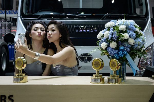 Beautiful Girls Among Fast Cars: The 'Pretties' of BIG Motor Sale in Bangkok Beautiful Girls Among Fast Cars: The 'Pretties' of BIG Motor Sale in Bangkok - Sputnik International