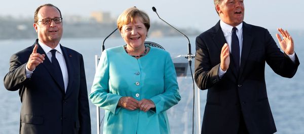 Italian Prime Minister Matteo Renzi, German Chancellor Angela Merkel (C) and French President Francois Hollande (L) pose on the Italian aircraft carrier Garibaldi off the coast of Ventotene island, central Italy, August 22, 2016. - Sputnik International