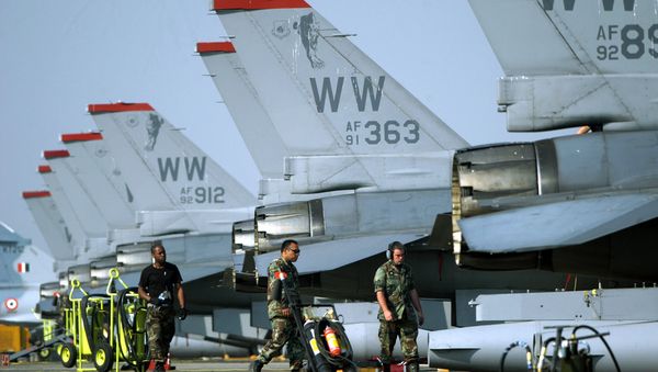 United States Air Force pilots and crews walk beside F-16 aircrafts parked on the tarmac during the Cope India 05 Indo-US joint military exercise, at the Kalaikunda Air Base, some 130 kms south west of Kolkata, 17 November 2005 - Sputnik International