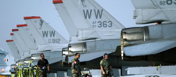 United States Air Force pilots and crews walk beside F-16 aircrafts parked on the tarmac during the Cope India 05 Indo-US joint military exercise, at the Kalaikunda Air Base, some 130 kms south west of Kolkata, 17 November 2005 United States Air Force pilots and crews walk beside F-16 aircrafts parked on the tarmac during the Cope India 05 Indo-US joint military exercise, at the Kalaikunda Air Base, some 130 kms south west of Kolkata, 17 November 2005 - Sputnik International