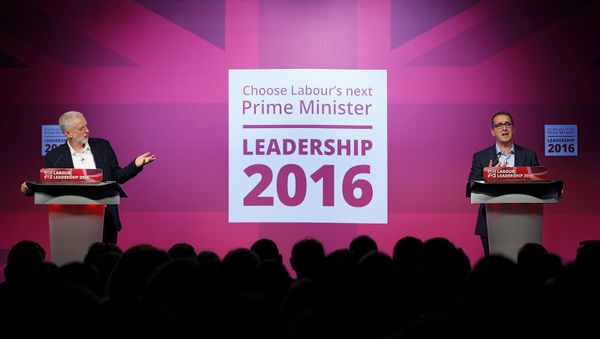Labour Party leader Jeremy Corbyn (L) and challenger Owen Smith debate in a hustings event of the Labour leadership campaign in Birmingham, Britain, August 18, 2016. - Sputnik International