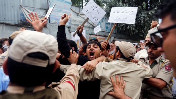 Supporters of Kashmir's main opposition National Conference (NC) party scuffle with Indian policemen during a protest against the recent killings in Kashmir, in Srinagar, August 8, 2016 Supporters of Kashmir's main opposition National Conference (NC) party scuffle with Indian policemen during a protest against the recent killings in Kashmir, in Srinagar, August 8, 2016 - Sputnik International