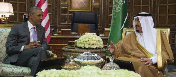 US President Barack Obama (L) speaks with King Salman bin Abdulaziz al-Saud of Saudi Arabia at Erga Palace in Riyadh, on April 20, 2016. - Sputnik International