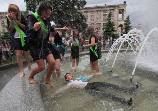 Ukrainian high school graduates playing in a fountain on the traditional 'Last Bell ceremony' in Kiev, 2013. Ukrainian high school graduates playing in a fountain on the traditional 'Last Bell ceremony' in Kiev, 2013. - Sputnik International
