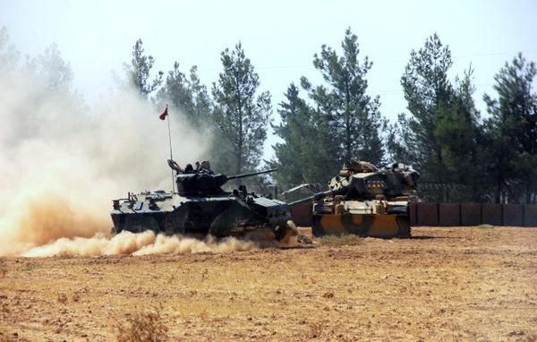 A Turkish army tank and an armored vehicle are stationed near the border with Syria, in Karkamis, Turkey, Tuesday, Aug. 23, 2016 - Sputnik International