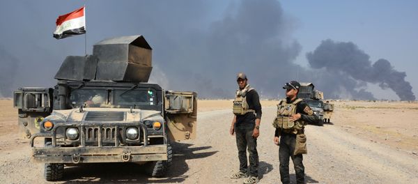 Iraqi security forces gather on the outskirt of Al Qayyarah, Iraq, August 15, 2016. Picture taken August 15, 2016 Iraqi security forces gather on the outskirt of Al Qayyarah, Iraq, August 15, 2016. Picture taken August 15, 2016 - Sputnik International