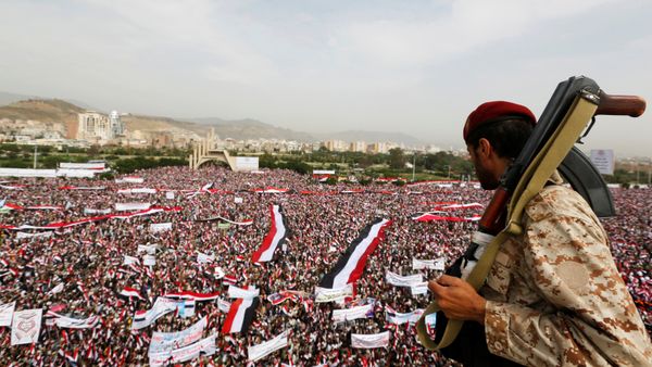 A soldier looks at people rallying to show support to a political council formed by the Houthi movement and the General People's Congress party to unilaterally rule Yemen by both groups, in the capital Sanaa August 20, 2016 - Sputnik International