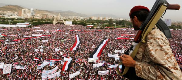 A soldier looks at people rallying to show support to a political council formed by the Houthi movement and the General People's Congress party to unilaterally rule Yemen by both groups, in the capital Sanaa August 20, 2016 - Sputnik International