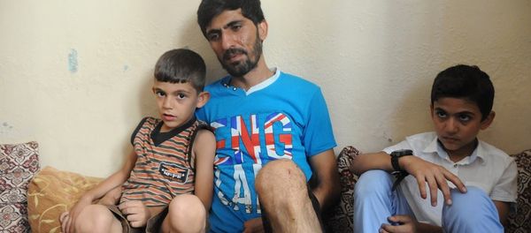 Ahmet Abdullah, whose daughter Fatma was killed in the suicide bombing attack in Gaziantep, with his two sons. - Sputnik International