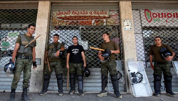 Members of Palestinian security forces take position following clashes with Palestinian youths in the old town of the West Bank city of Nablus August 23, 2016 Members of Palestinian security forces take position following clashes with Palestinian youths in the old town of the West Bank city of Nablus August 23, 2016 - Sputnik International