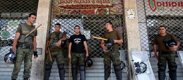 Members of Palestinian security forces take position following clashes with Palestinian youths in the old town of the West Bank city of Nablus August 23, 2016 - Sputnik International