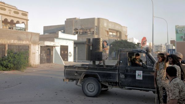 Fighters from Libyan forces allied with the U.N.-backed government take position during a battle with Islamic State fighters in Sirte, Libya August 21, 2016 - Sputnik International