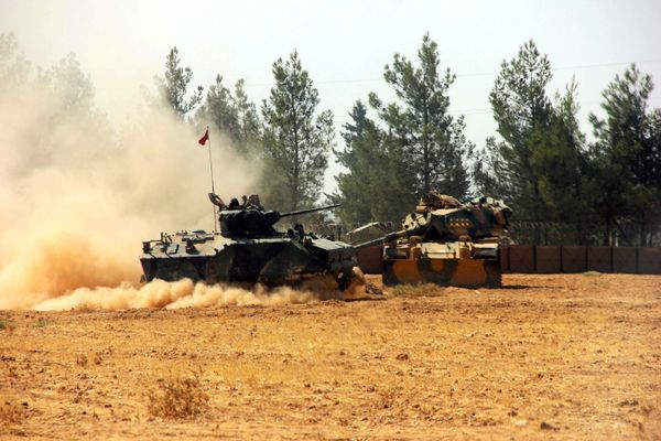A Turkish army tank and an armoured vehicle are stationed near the Turkish-Syrian border in Karkamis in the southeastern Gaziantep province, Turkey, August 23, 2016. - Sputnik International