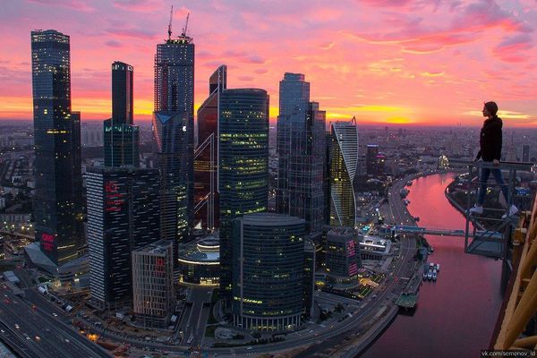 The Sky is the Limit: Russian Girl Takes Most Extreme Shots Ever - Sputnik International