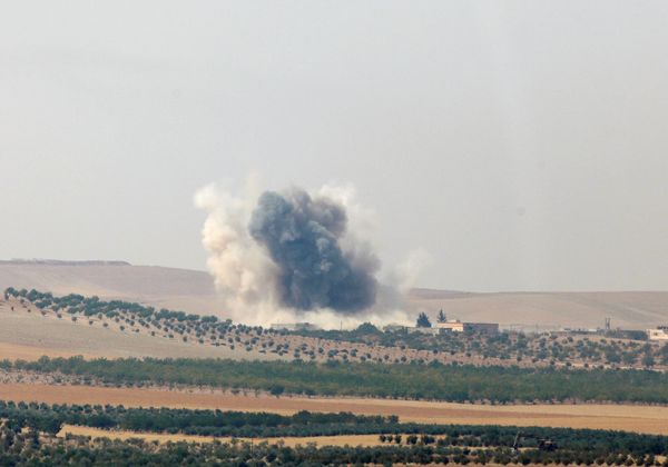 Smoke rises from the Syrian border town of Jarablus as it is pictured from the Turkish town of Karkamis, in the southeastern Gaziantep province, Turkey, August 24, 2016 - Sputnik International