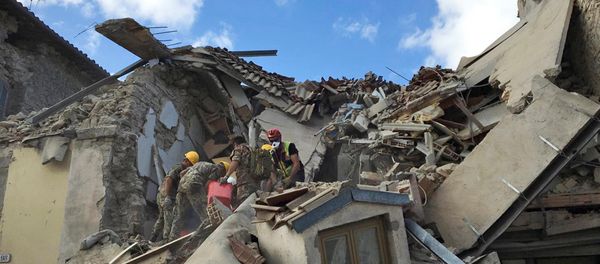 Rescuers work following an earthquake that hit Amatrice, central Italy, August 24, 2016 - Sputnik International