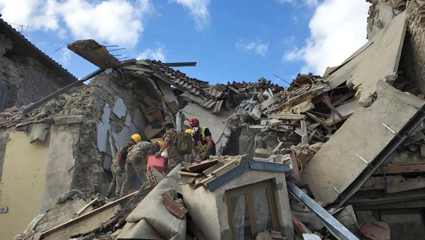 Rescuers work following an earthquake that hit Amatrice, central Italy, August 24, 2016 - Sputnik International
