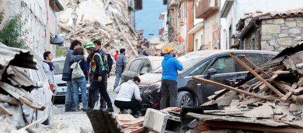 People stand along a road following a quake in Amatrice, central Italy, August 24, 2016. - Sputnik International