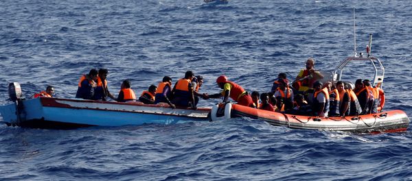 Rescue boat attempts to help refugees at sea - Sputnik International