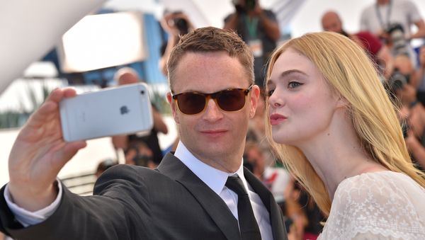 Danish director Nicolas Winding Refn (L) and US actress Elle Fanning pose for a selfie on May 20, 2016 during a photocall for the film The Neon Demon at the 69th Cannes Film Festival in Cannes, southern France. - Sputnik International