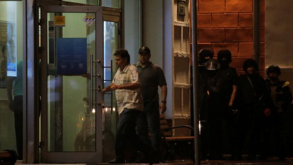 Negotiators enter a Citibank branch, which was seized by an unknown man who threatened to blow himself up, in central Moscow Negotiators enter a Citibank branch, which was seized by an unknown man who threatened to blow himself up, in central Moscow - Sputnik International