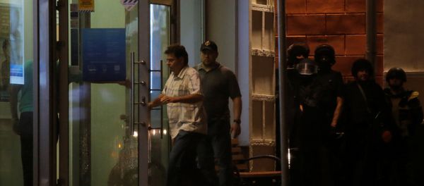 Negotiators enter a Citibank branch, which was seized by an unknown man who threatened to blow himself up, in central Moscow Negotiators enter a Citibank branch, which was seized by an unknown man who threatened to blow himself up, in central Moscow - Sputnik International