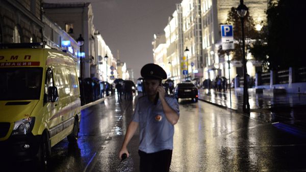Police officers cordon off the territory near a Citibank office on Bolshaya Nikitskaya Street in central Moscow, where a man took hostages and threatens to blow up the building - Sputnik International