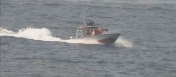 Four Islamic Revolutionary Guard Corps vessels harass the guided missile destroyer USS Nitze - Sputnik International