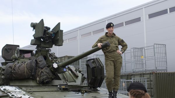 Female soldiers talk next to a CV90 combat vehicle at the armored battalion in Setermoen, northern Norway on August 11, 2016. Norway has become the first NATO member to have compulsory conscription for women as well as men in the army. Recently, the first batch of army recruits joined the ranks in The Armored Battalion in the Norwegian Army located in Setermoen in northern Norway. - Sputnik International