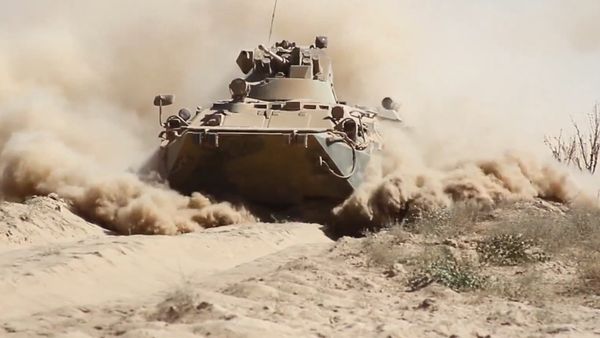 Russian Servicemen Master Extreme Driving with BTR-82A - Sputnik International