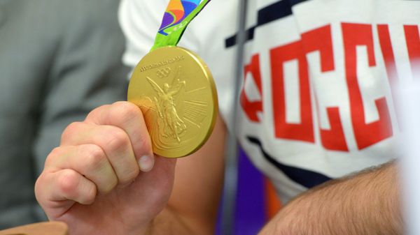 Soslan Ramonov, Rio 2016 Olympic champion in freestyle wrestling, shows his medal at a news conference with representatives of the Russian Wrestling Federation - Sputnik International