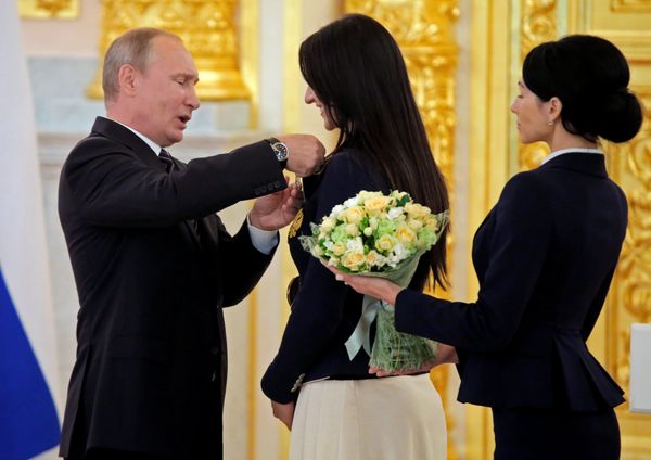 Russian President Vladimir Putin awards fencer Yana Egorian during a ceremony for Russian Olympic medallists returning home from the 2016 Rio Olympics, at the Kremlin in Moscow - Sputnik International